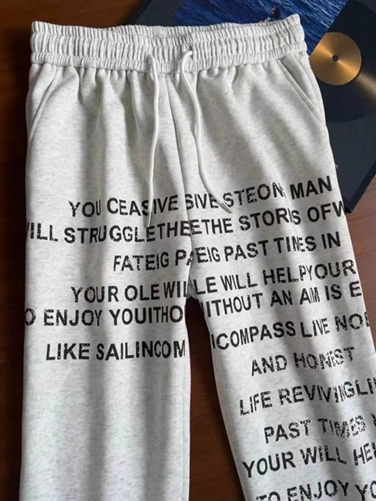 Streetwear Brand Graphic Designer - กางเกงขายาวสีเทาอ่อนทรงหลวมเอวยางยืดลายกราฟิกตัวอักษรสนุกๆ ดีไซน์แบรนด์สุดยูนีค สไตล์สตรีทแวร์ เหมาะสำหรับเต้นฮิปฮอป